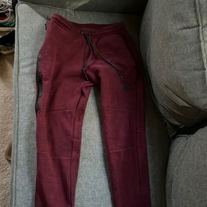 Maroon Nike tech fleece